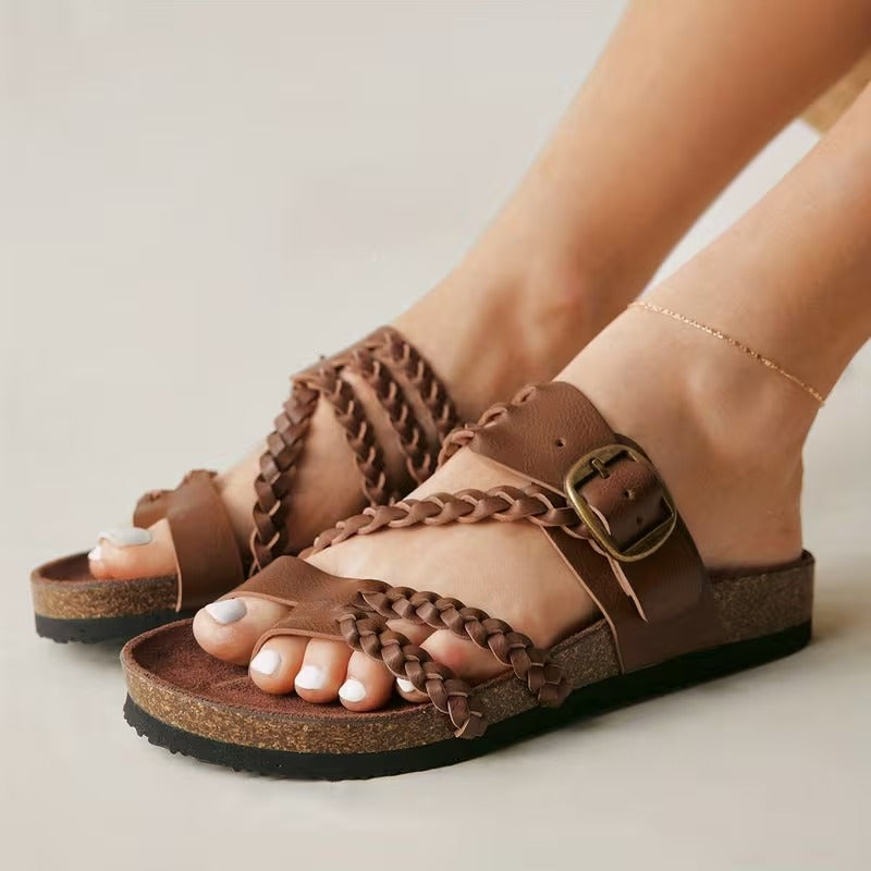 Dép sandal nữ mùa hè da thật thiết kế tết bện với đệm hỗ trợ.